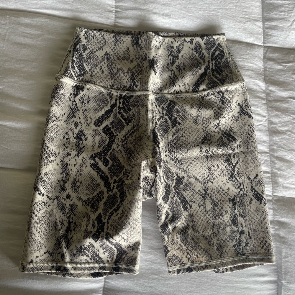 ALO VAPOR PRINT BIKER SHORTS